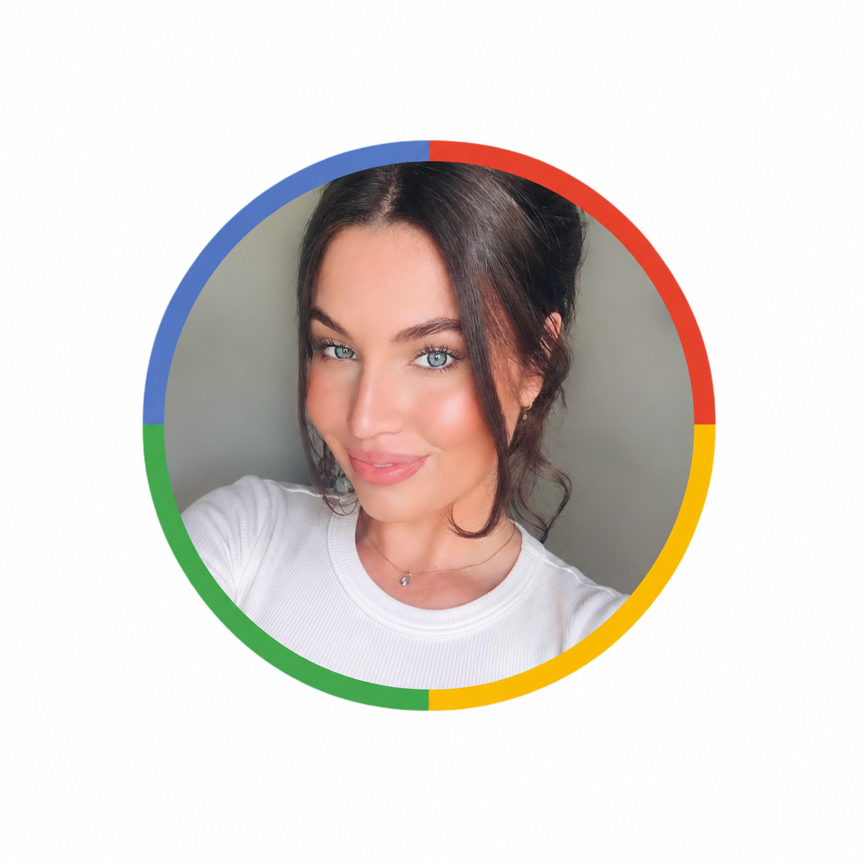 Portrait de Syra SEO, experte fiche Google