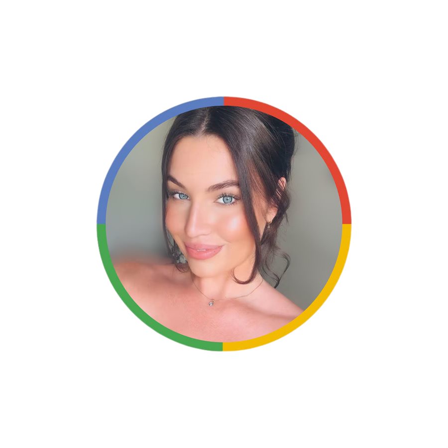Portrait de Syra SEO, experte fiche Google
